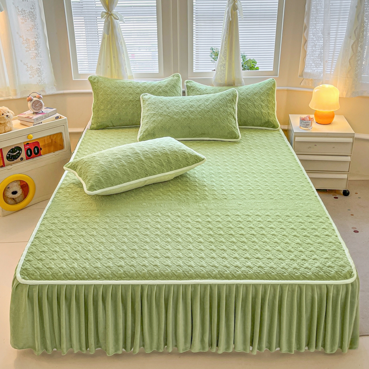 91家纺网 家纺一手货源 找家纺 卡伦家纺 2025新款抗菌雕花牛奶绒千鸟格夹棉床裙系列 千鸟格床笠-绿