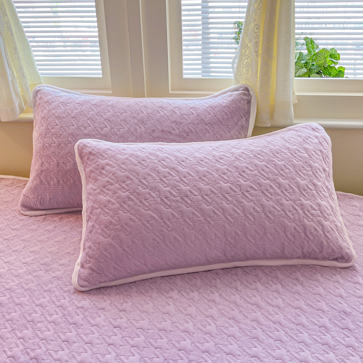 91家纺网 家纺一手货源 找家纺 卡伦家纺 2025新款抗菌雕花牛奶绒千鸟格夹棉床裙系列 千鸟格床笠-紫