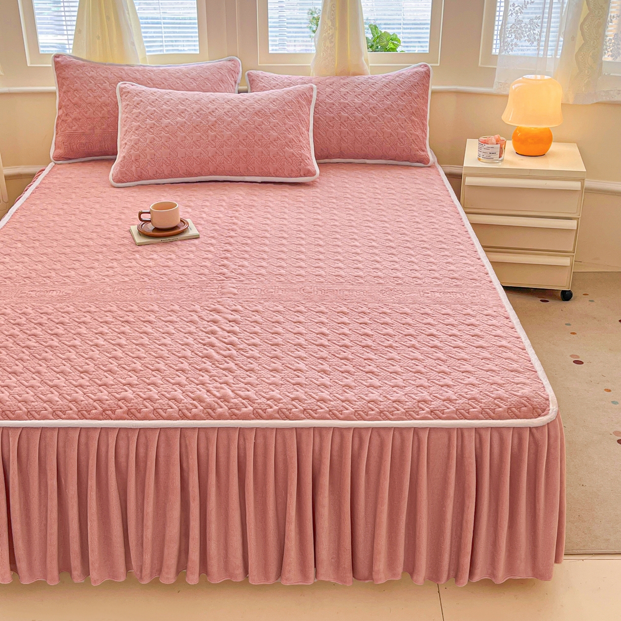 91家纺网 家纺一手货源 找家纺 卡伦家纺 2025新款抗菌雕花牛奶绒千鸟格夹棉床裙系列 千鸟格床笠-粉