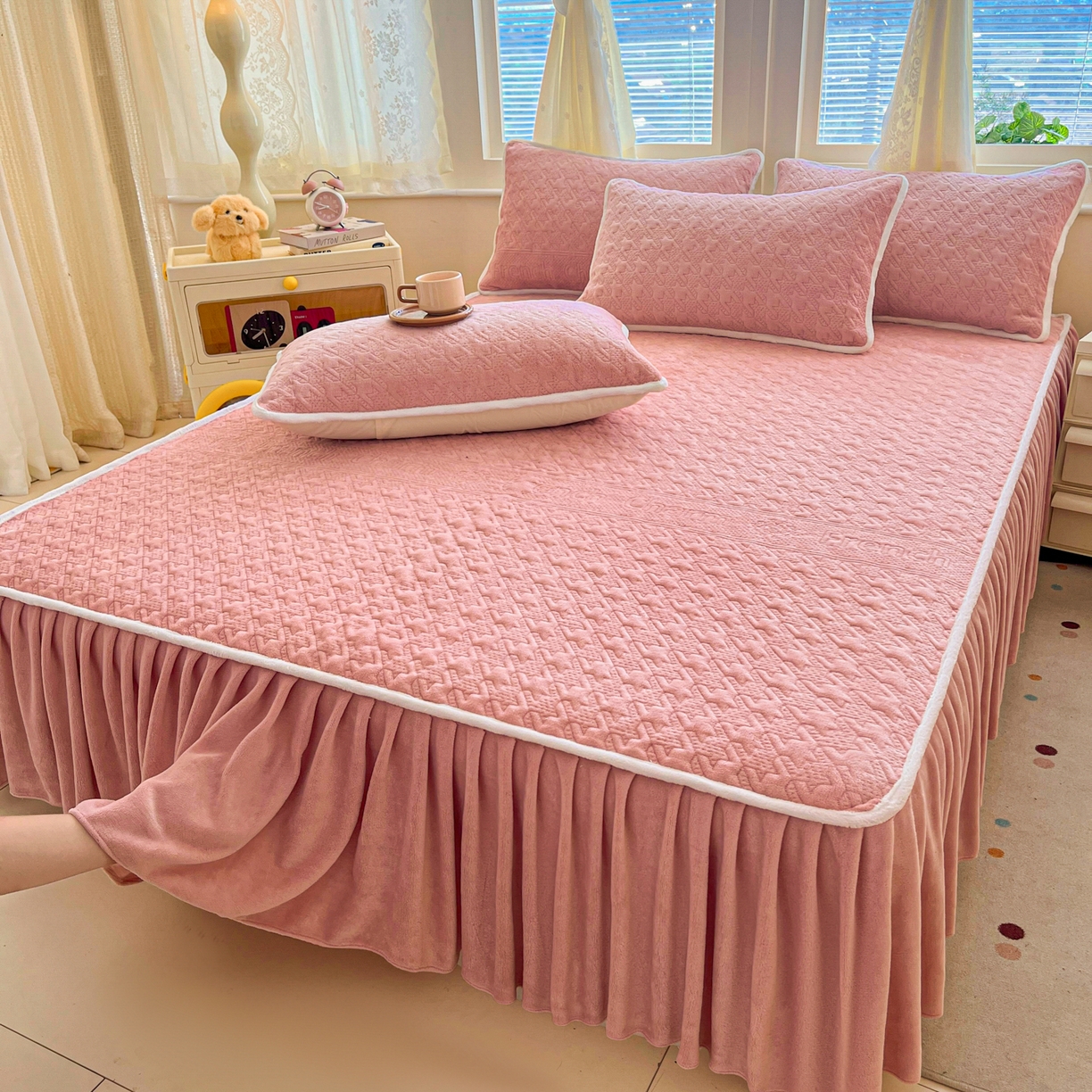 91家纺网 家纺一手货源 找家纺 卡伦家纺 2025新款抗菌雕花牛奶绒千鸟格夹棉床裙系列 千鸟格床笠-粉