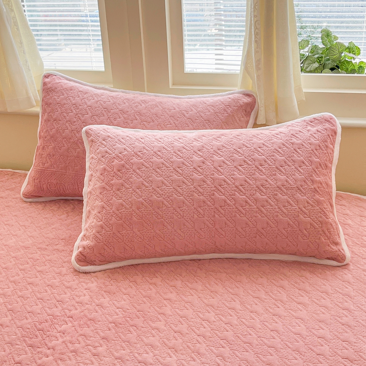 91家纺网 家纺一手货源 找家纺 卡伦家纺 2025新款抗菌雕花牛奶绒千鸟格夹棉床裙系列 千鸟格床笠-粉