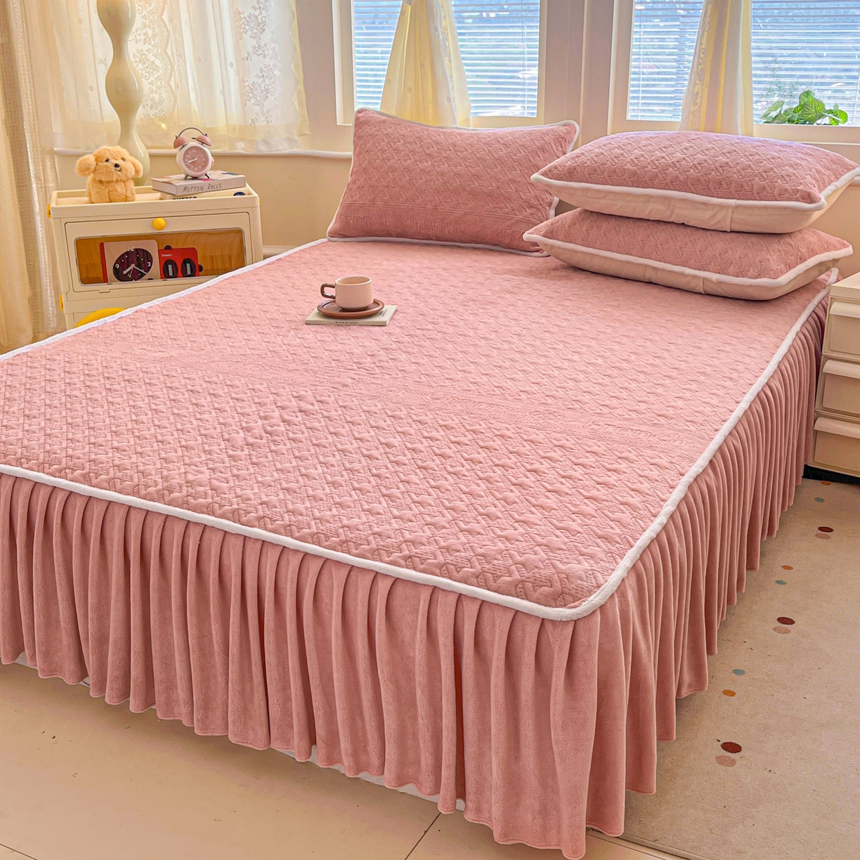 91家纺网 家纺一手货源 找家纺 卡伦家纺 2025新款抗菌雕花牛奶绒千鸟格夹棉床裙系列 千鸟格床笠-粉