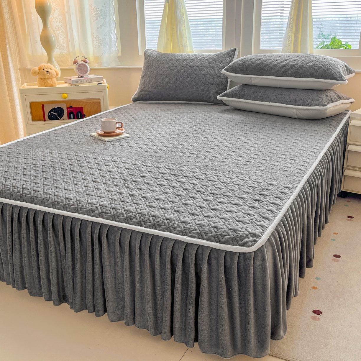 91家纺网 家纺一手货源 找家纺 卡伦家纺 2025新款抗菌雕花牛奶绒千鸟格夹棉床裙系列 千鸟格床笠-灰