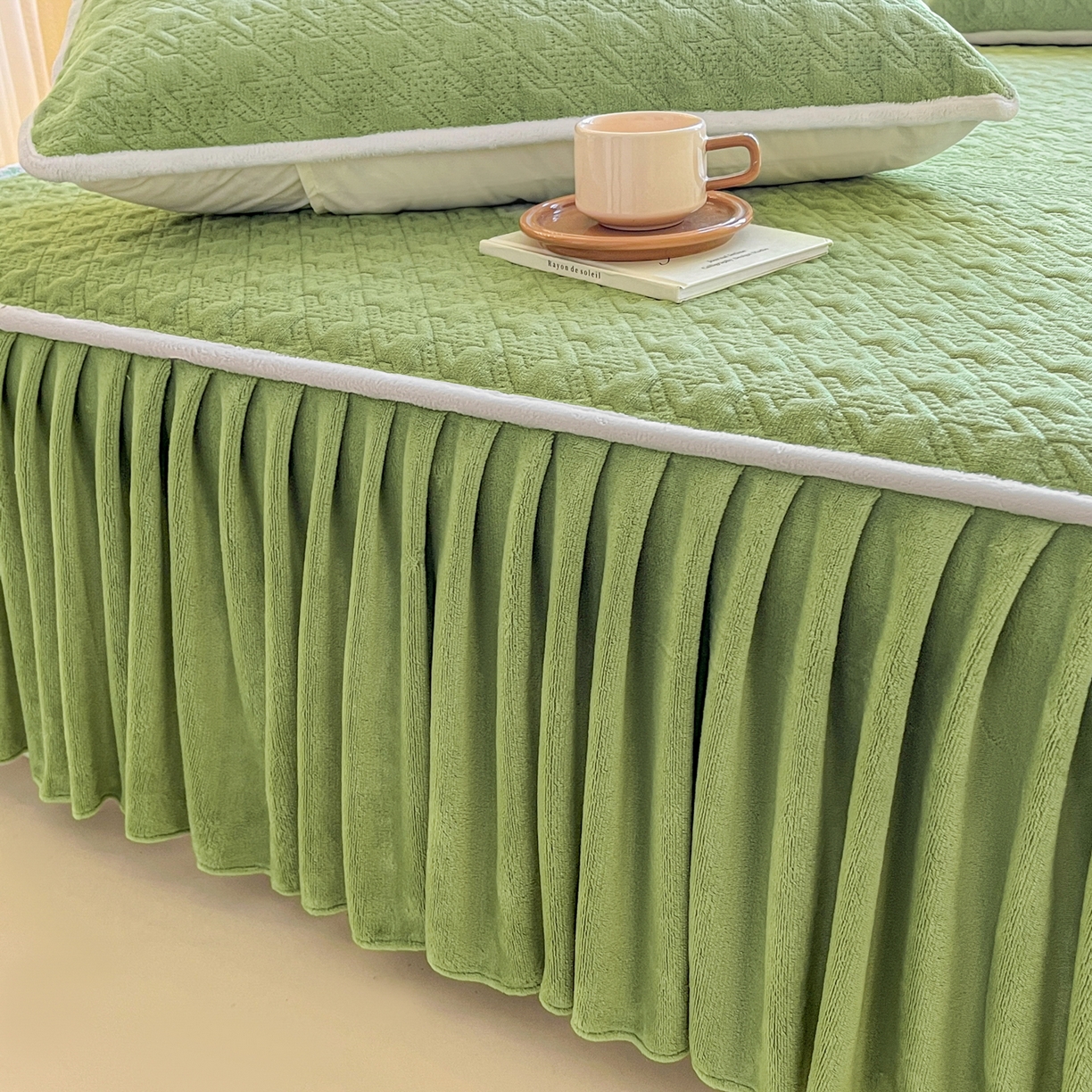 91家纺网 家纺一手货源 找家纺 卡伦家纺 2025新款抗菌雕花牛奶绒千鸟格夹棉床裙系列 千鸟格床笠-绿