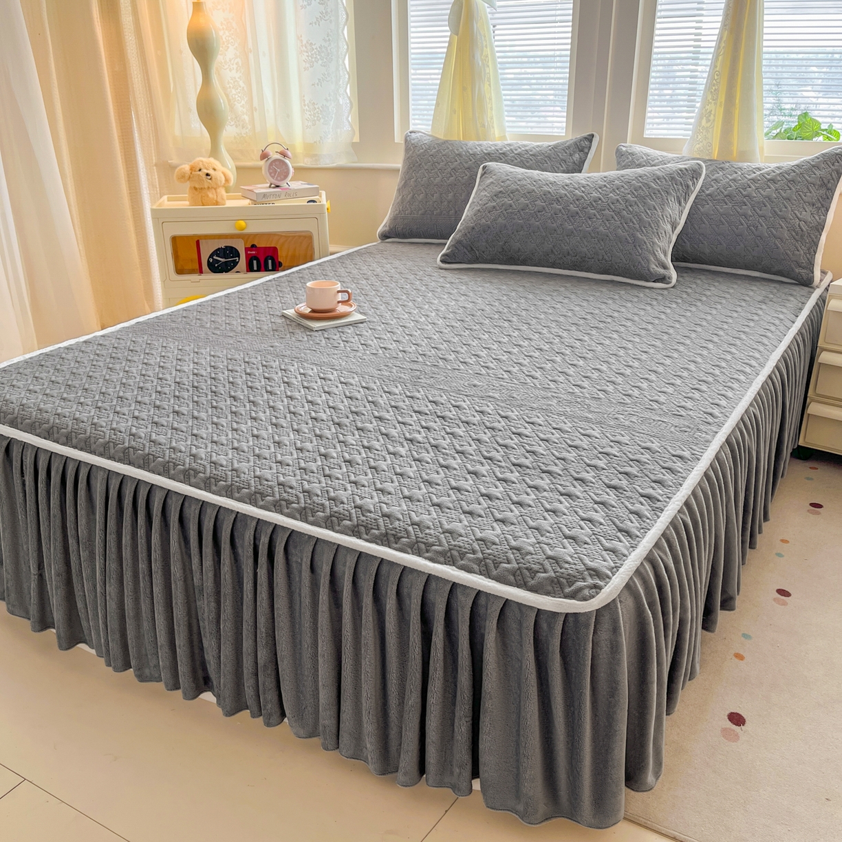 91家纺网 家纺一手货源 找家纺 卡伦家纺 2025新款抗菌雕花牛奶绒千鸟格夹棉床裙系列 千鸟格床笠-灰