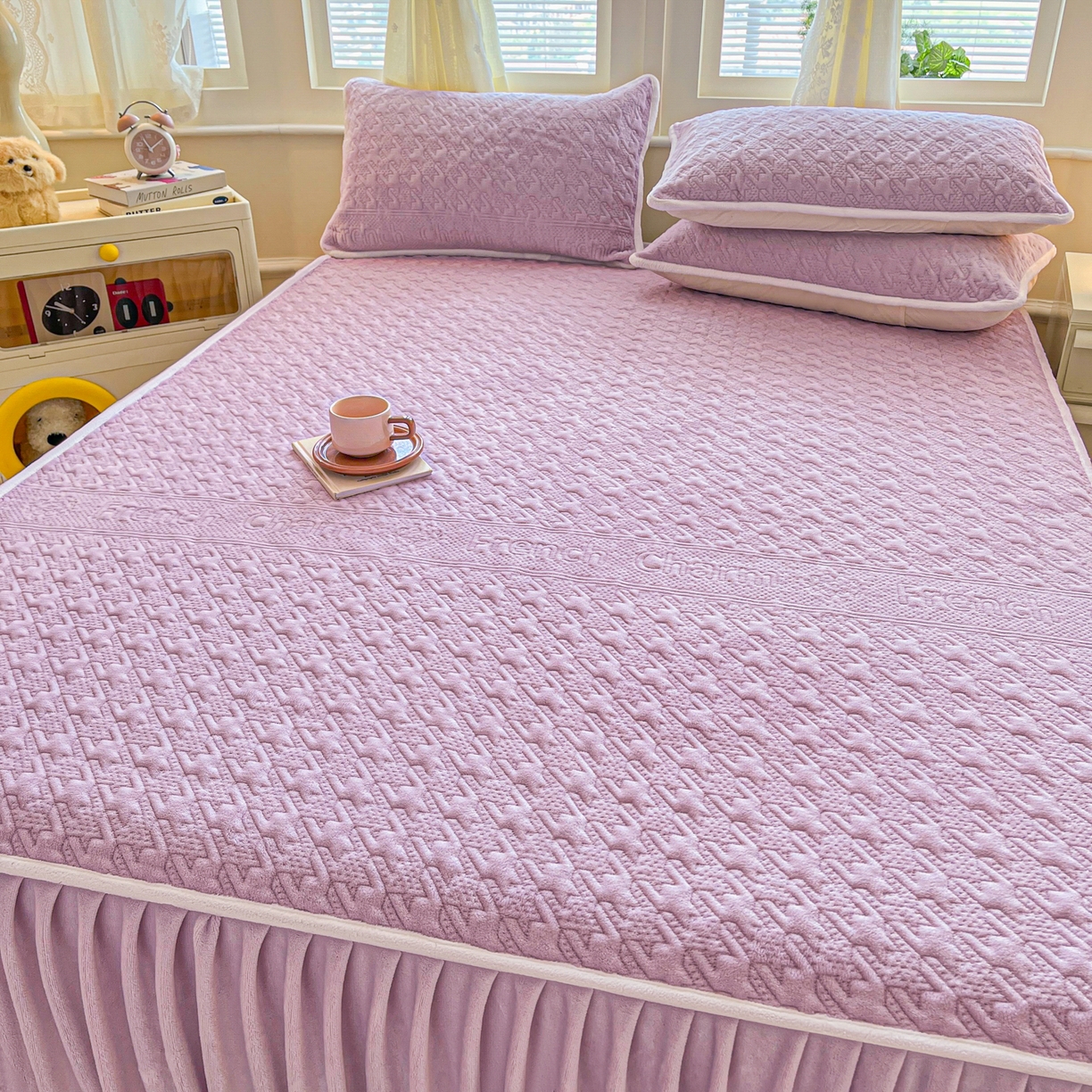 91家纺网 家纺一手货源 找家纺 卡伦家纺 2025新款抗菌雕花牛奶绒千鸟格夹棉床裙系列 千鸟格床笠-紫