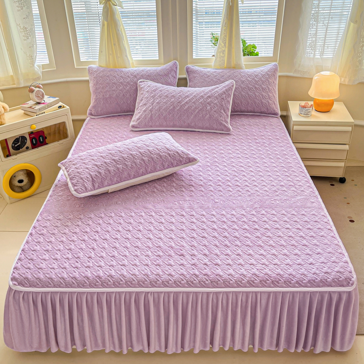 91家纺网 家纺一手货源 找家纺 卡伦家纺 2025新款抗菌雕花牛奶绒千鸟格夹棉床裙系列 千鸟格床笠-紫