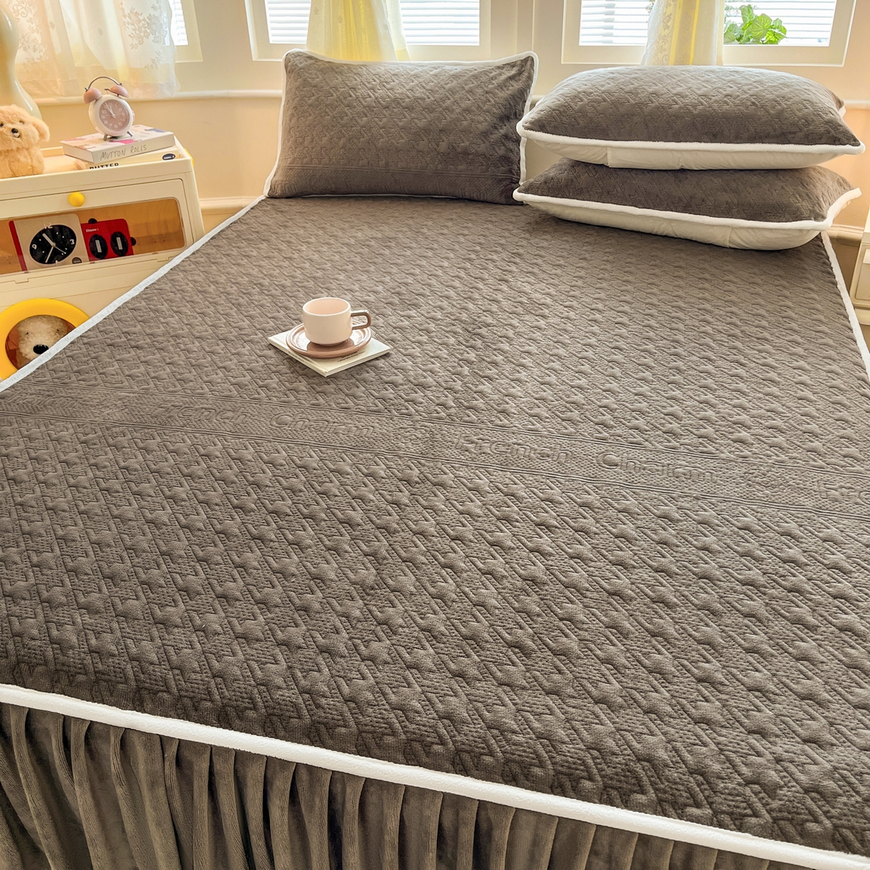 91家纺网 家纺一手货源 找家纺 卡伦家纺 2025新款抗菌雕花牛奶绒千鸟格夹棉床裙系列 千鸟格床笠-淡灰