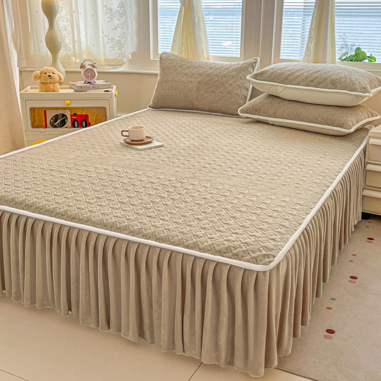 91家纺网 家纺一手货源 找家纺 卡伦家纺 2025新款抗菌雕花牛奶绒千鸟格夹棉床裙系列 千鸟格床笠-咖