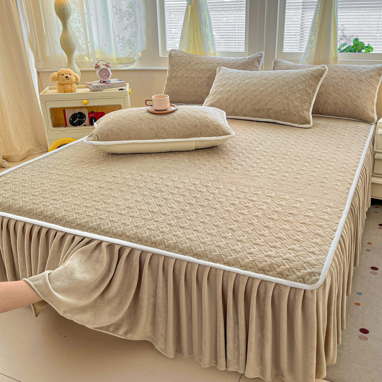 91家纺网 家纺一手货源 找家纺 卡伦家纺 2025新款抗菌雕花牛奶绒千鸟格夹棉床裙系列 千鸟格床笠-咖