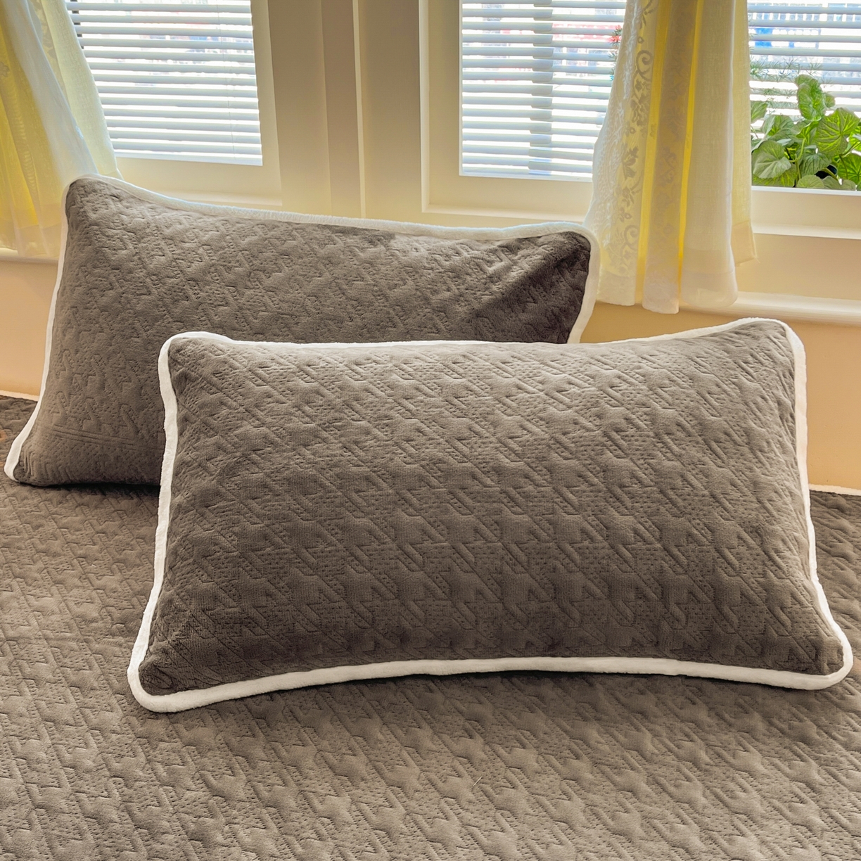 91家纺网 家纺一手货源 找家纺 卡伦家纺 2025新款抗菌雕花牛奶绒千鸟格夹棉床裙系列 千鸟格床笠-淡灰