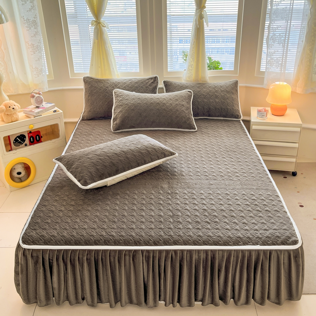 91家纺网 家纺一手货源 找家纺 卡伦家纺 2025新款抗菌雕花牛奶绒千鸟格夹棉床裙系列 千鸟格床笠-淡灰