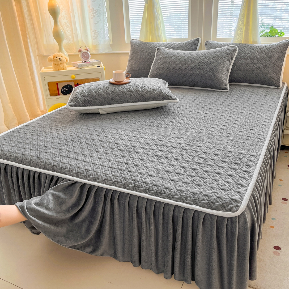 91家纺网 家纺一手货源 找家纺 卡伦家纺 2025新款抗菌雕花牛奶绒千鸟格夹棉床裙系列 千鸟格床笠-灰