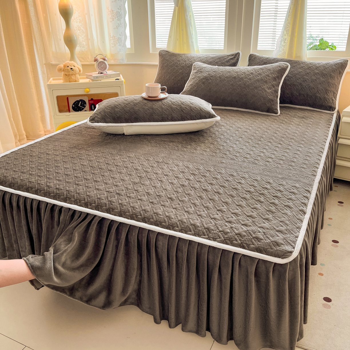 91家纺网 家纺一手货源 找家纺 卡伦家纺 2025新款抗菌雕花牛奶绒千鸟格夹棉床裙系列 千鸟格床笠-淡灰