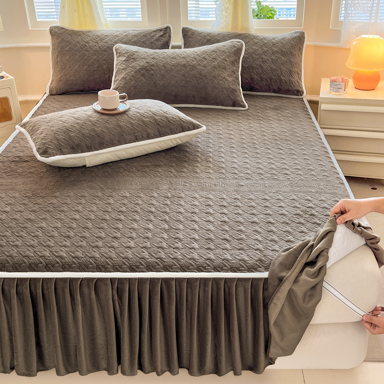 91家纺网 家纺一手货源 找家纺 卡伦家纺 2025新款抗菌雕花牛奶绒千鸟格夹棉床裙系列 千鸟格床笠-淡灰