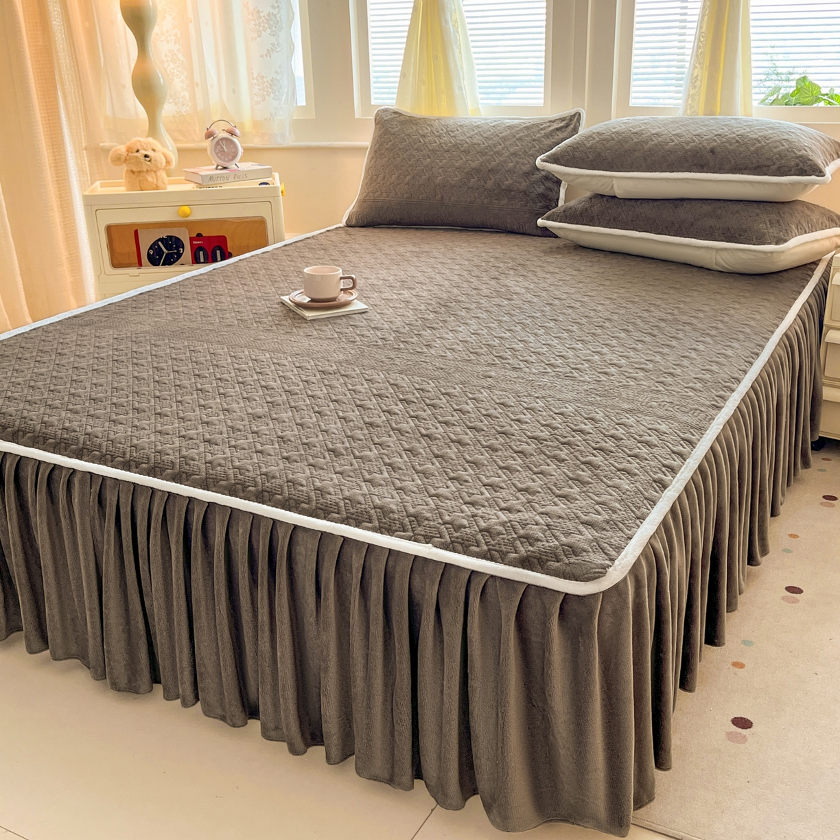 91家纺网 家纺一手货源 找家纺 卡伦家纺 2025新款抗菌雕花牛奶绒千鸟格夹棉床裙系列 千鸟格床笠-淡灰