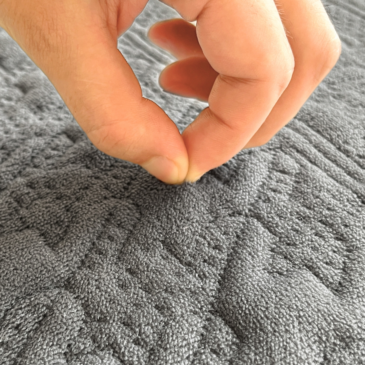 91家纺网 家纺一手货源 找家纺 卡伦家纺 2025新款抗菌雕花牛奶绒千鸟格夹棉床裙系列 千鸟格床笠-灰