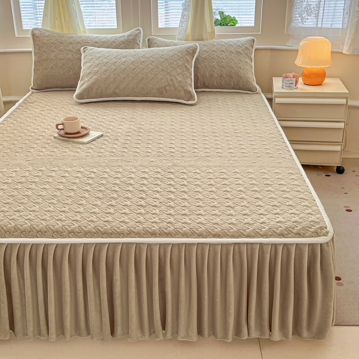 91家纺网 家纺一手货源 找家纺 卡伦家纺 2025新款抗菌雕花牛奶绒千鸟格夹棉床裙系列 千鸟格床笠-咖