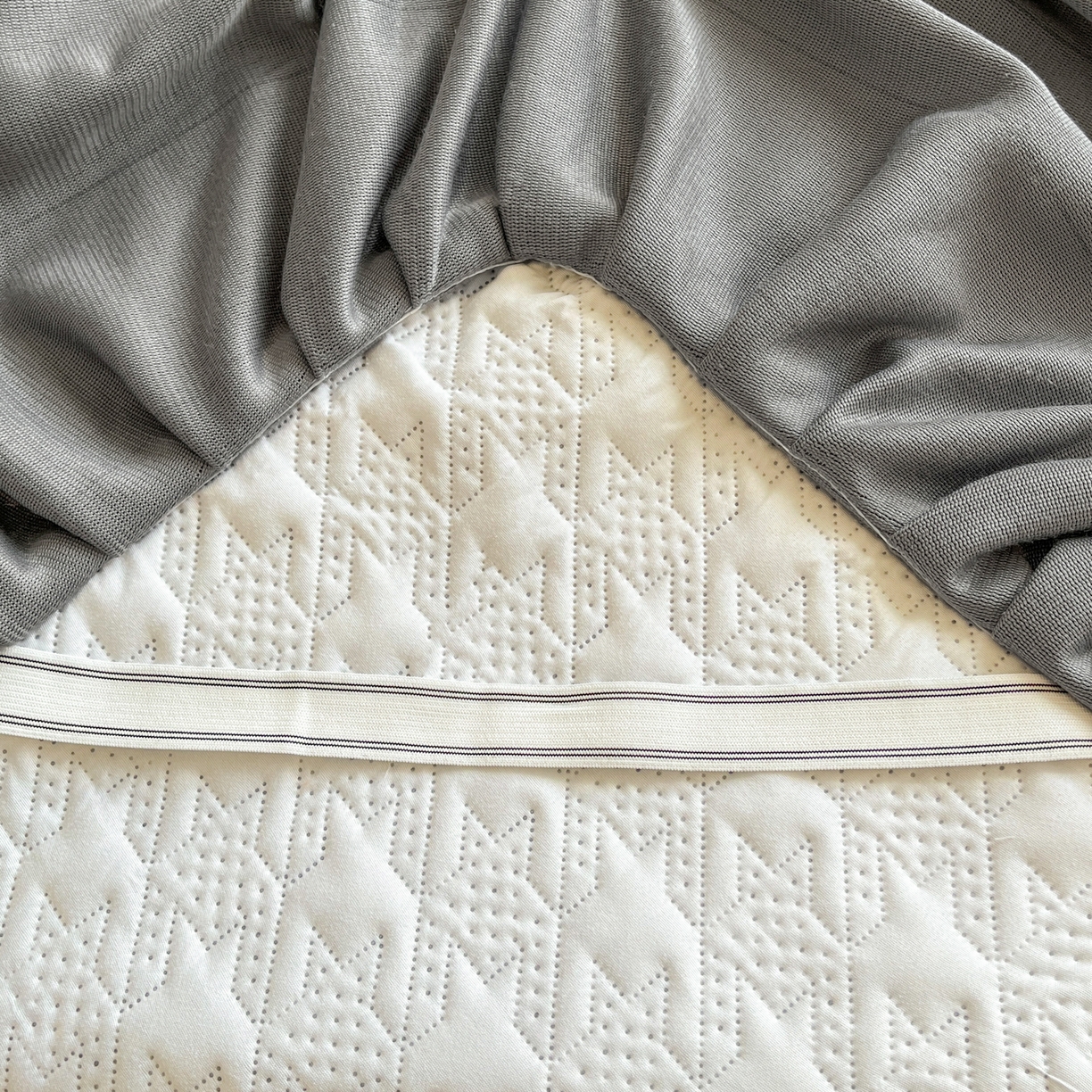 91家纺网 家纺一手货源 找家纺 卡伦家纺 2025新款抗菌雕花牛奶绒千鸟格夹棉床裙系列 千鸟格床笠-灰