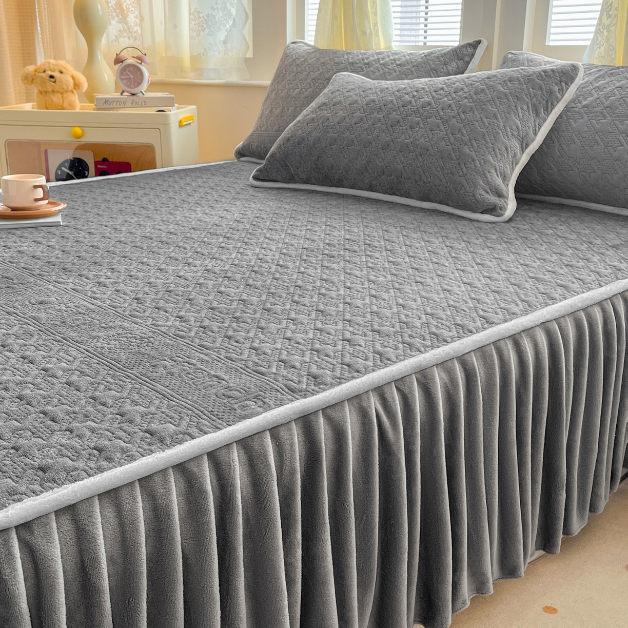 91家纺网 家纺一手货源 找家纺 卡伦家纺 2025新款抗菌雕花牛奶绒千鸟格夹棉床裙系列 千鸟格床笠-灰