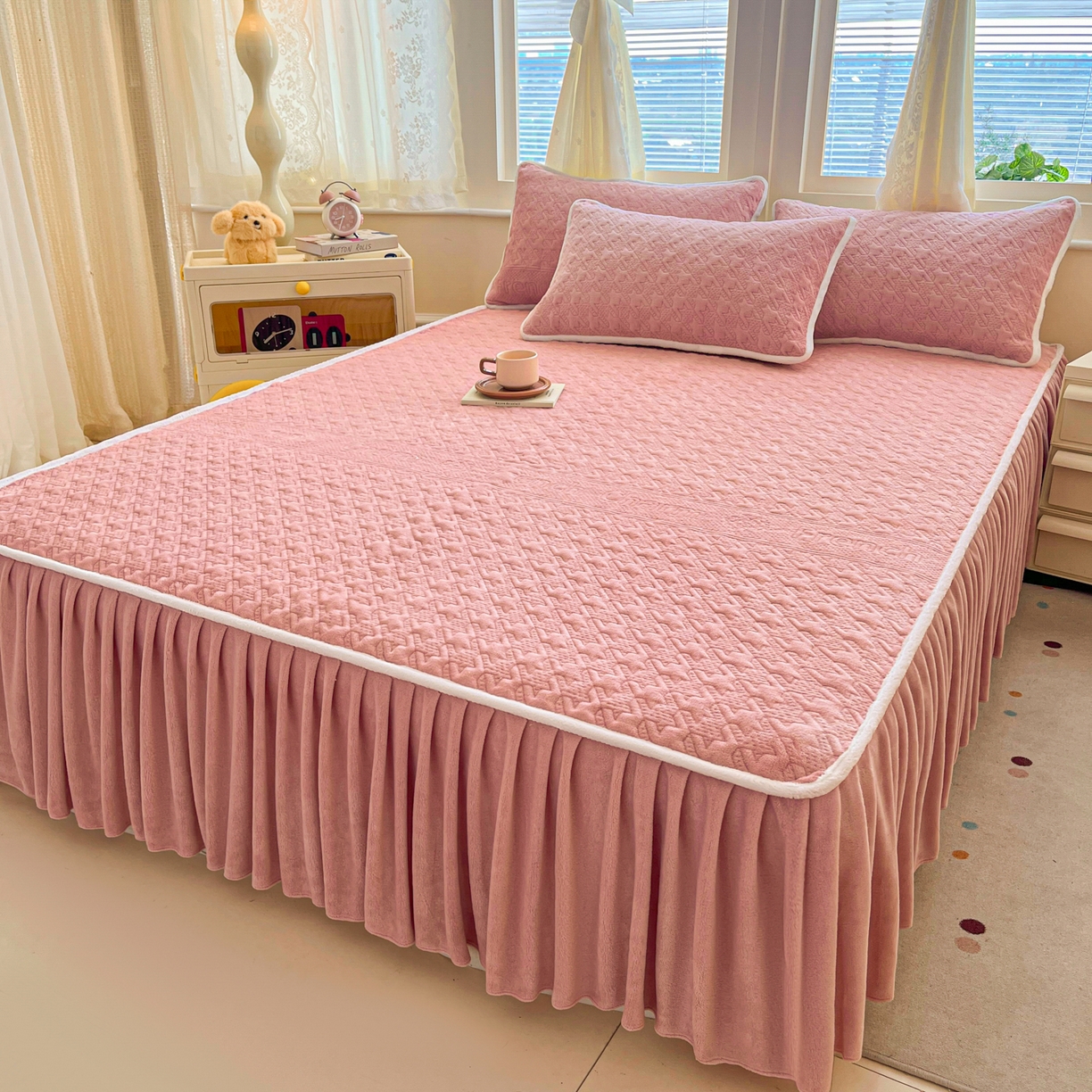 卡伦家纺 2025新款抗菌雕花牛奶绒千鸟格夹棉床裙系列 千鸟格床笠-粉