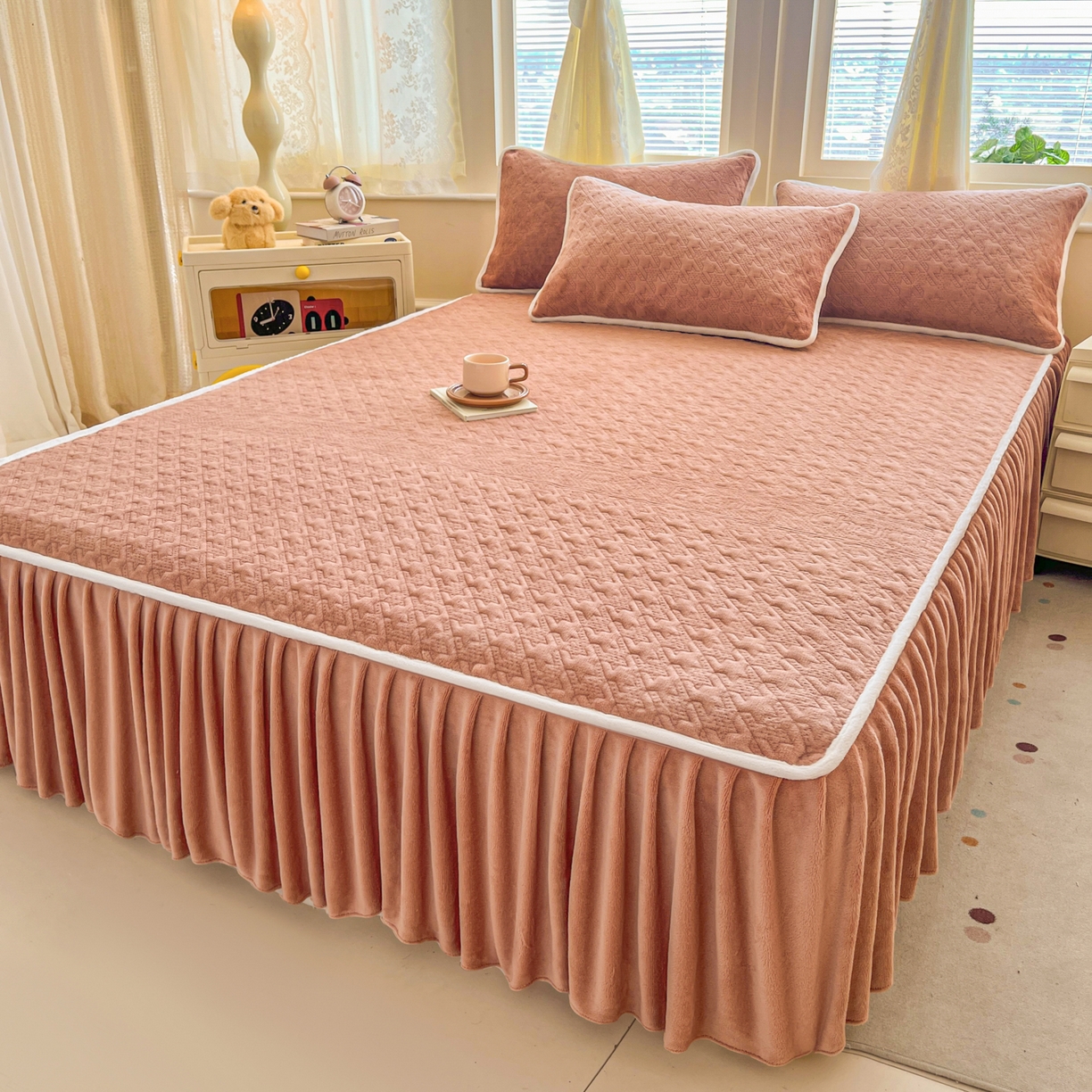 91家纺网 家纺一手货源 找家纺 卡伦家纺 2025新款抗菌雕花牛奶绒千鸟格夹棉床裙系列 千鸟格床笠-暖橙