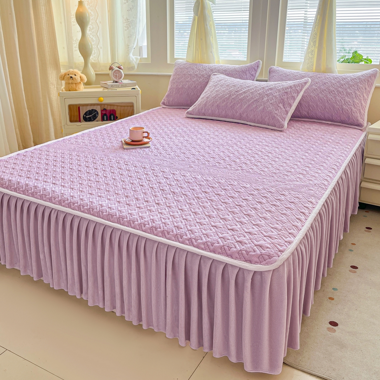 91家纺网 家纺一手货源 找家纺 （总）卡伦家纺 2025新款抗菌雕花牛奶绒千鸟格夹棉床裙系列