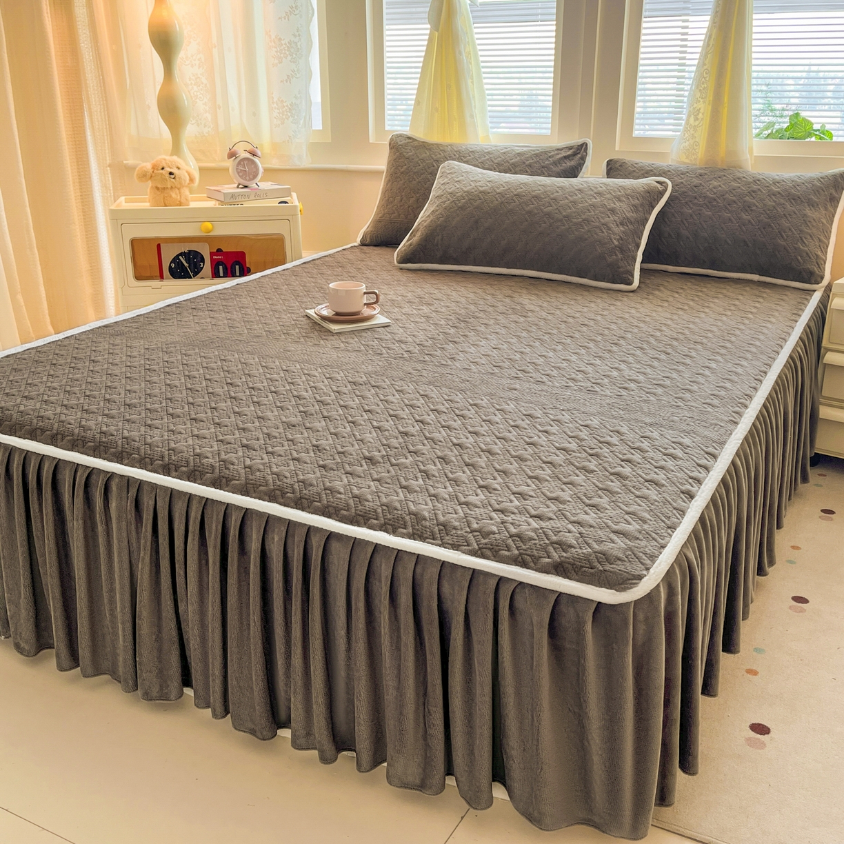 91家纺网 家纺一手货源 找家纺 卡伦家纺 2025新款抗菌雕花牛奶绒千鸟格夹棉床裙系列 千鸟格床笠-淡灰