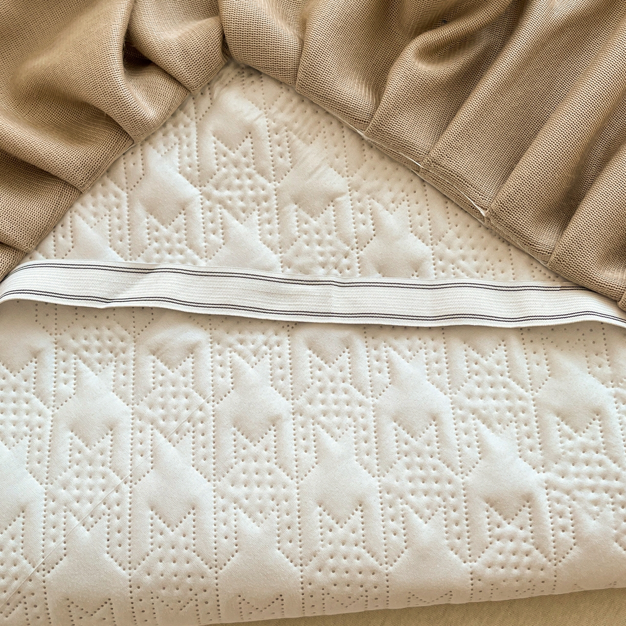 91家纺网 家纺一手货源 找家纺 卡伦家纺 2025新款抗菌雕花牛奶绒千鸟格夹棉床裙系列 千鸟格床笠-咖