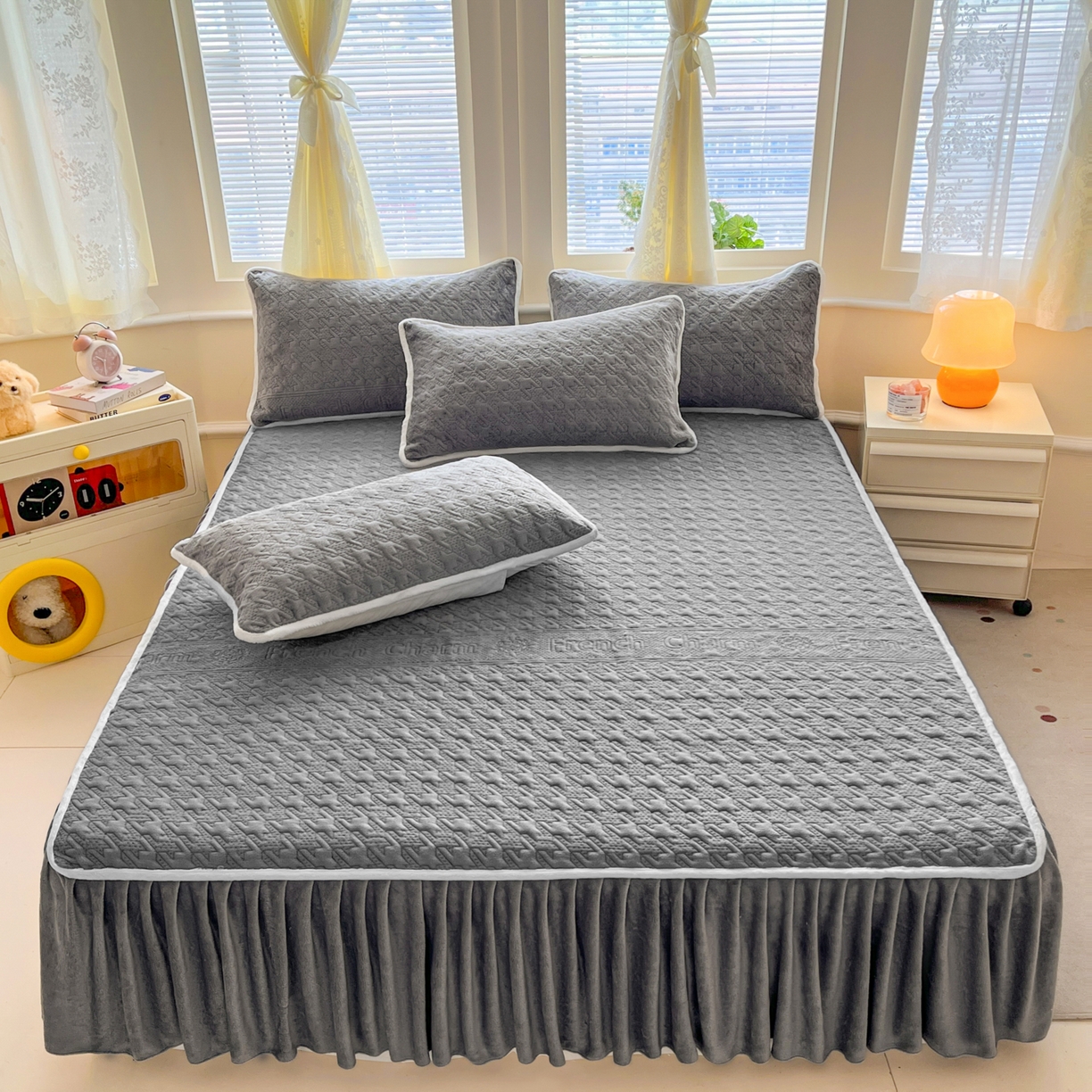 91家纺网 家纺一手货源 找家纺 卡伦家纺 2025新款抗菌雕花牛奶绒千鸟格夹棉床裙系列 千鸟格床笠-灰