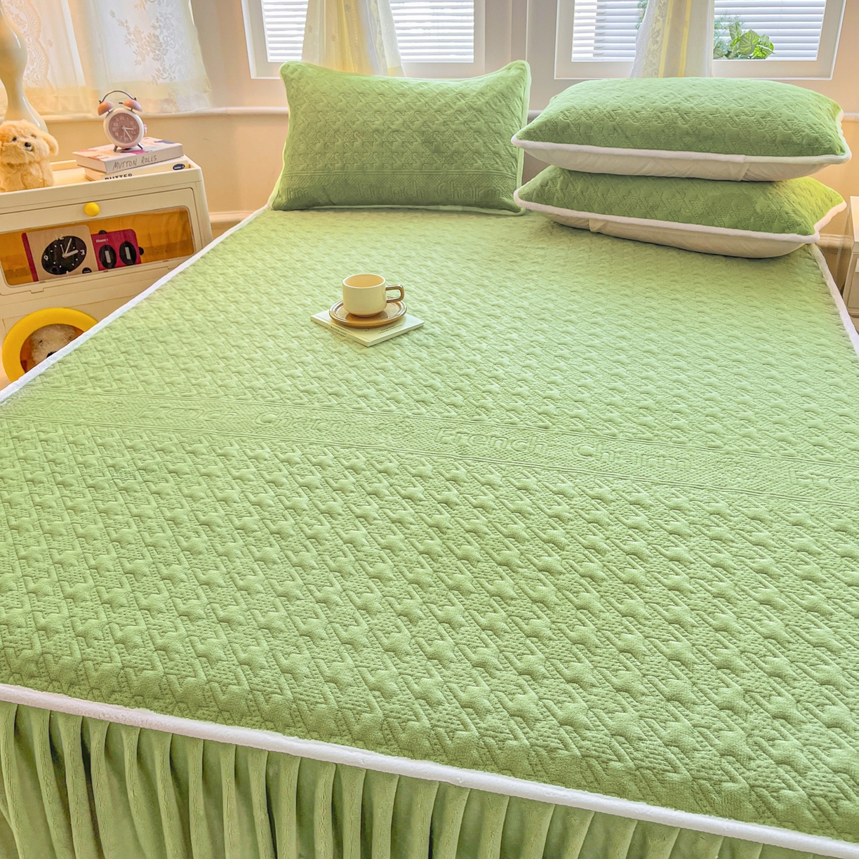 91家纺网 家纺一手货源 找家纺 卡伦家纺 2025新款抗菌雕花牛奶绒千鸟格夹棉床裙系列 千鸟格床笠-绿