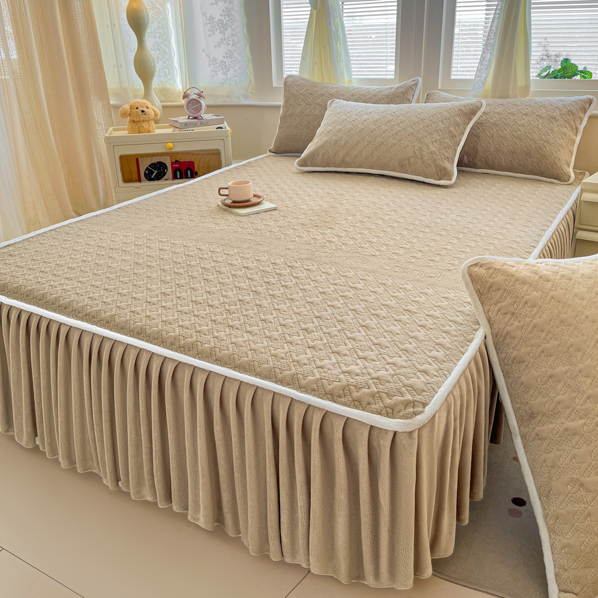 91家纺网 家纺一手货源 找家纺 卡伦家纺 2025新款抗菌雕花牛奶绒千鸟格夹棉床裙系列 千鸟格床笠-咖