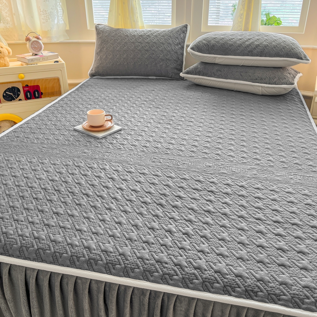 91家纺网 家纺一手货源 找家纺 卡伦家纺 2025新款抗菌雕花牛奶绒千鸟格夹棉床裙系列 千鸟格床笠-灰