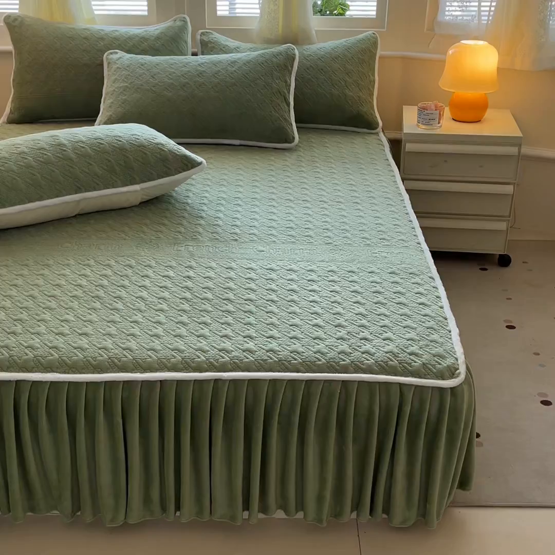 91家纺网 家纺一手货源 找家纺 卡伦家纺 2025新款抗菌雕花牛奶绒千鸟格夹棉床裙系列 千鸟格床笠-绿