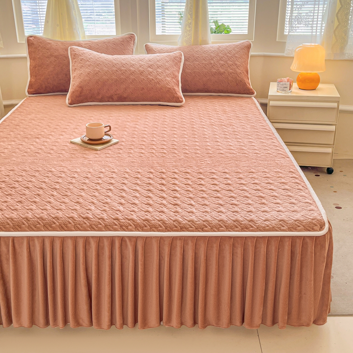 91家纺网 家纺一手货源 找家纺 卡伦家纺 2025新款抗菌雕花牛奶绒千鸟格夹棉床裙系列 千鸟格床笠-暖橙