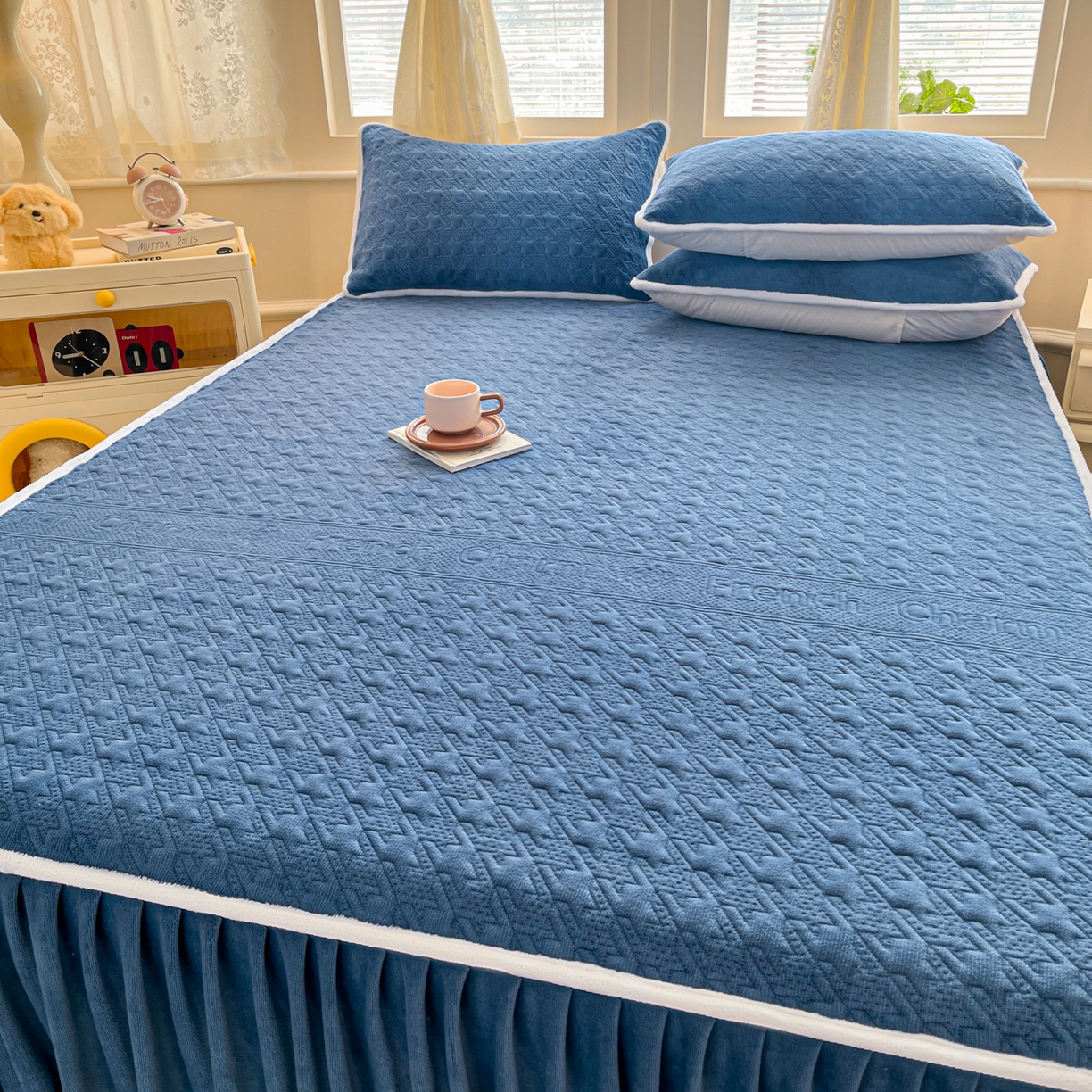 91家纺网 家纺一手货源 找家纺 卡伦家纺 2025新款抗菌雕花牛奶绒千鸟格夹棉床裙系列 千鸟格床笠-蓝