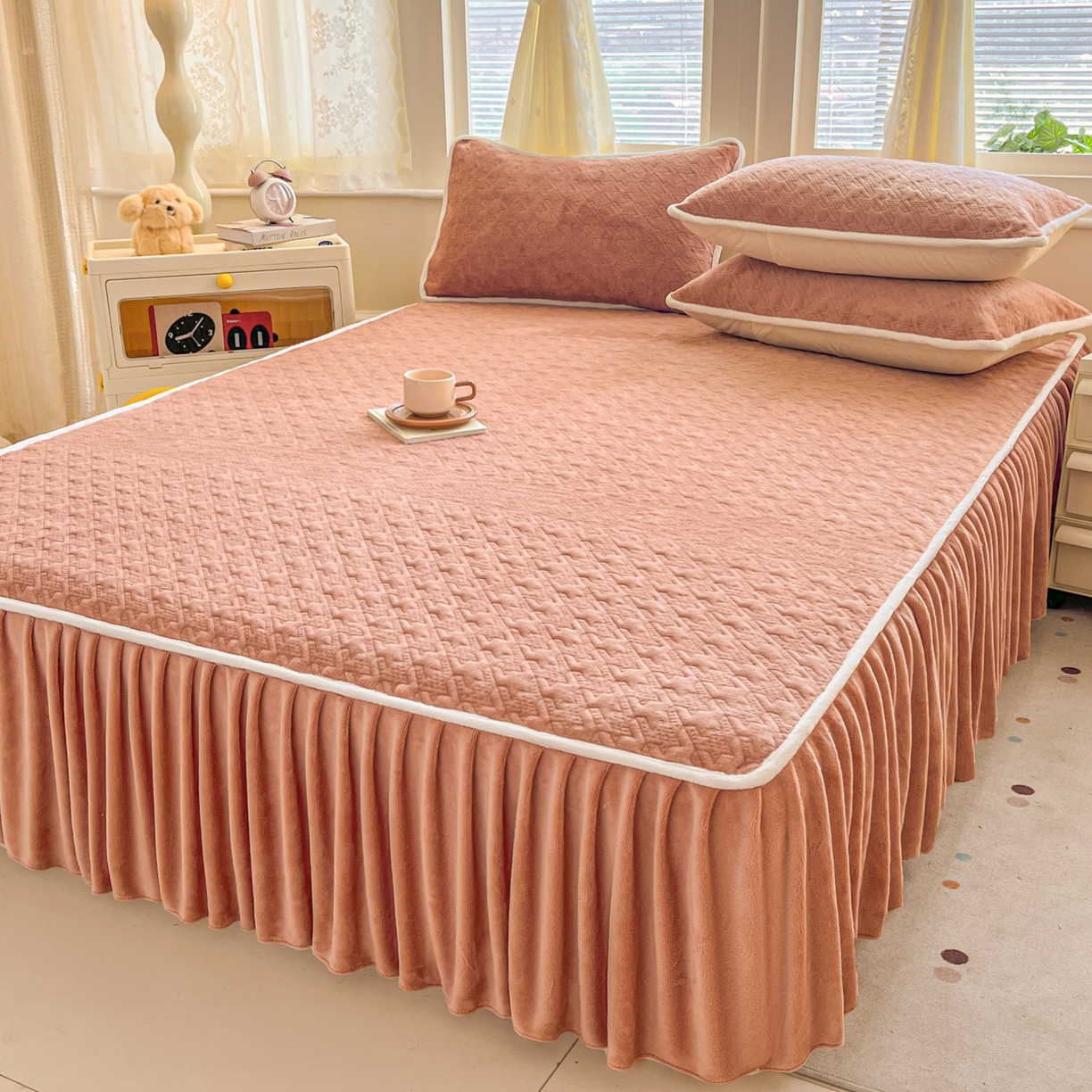 91家纺网 家纺一手货源 找家纺 卡伦家纺 2025新款抗菌雕花牛奶绒千鸟格夹棉床裙系列 千鸟格床笠-暖橙