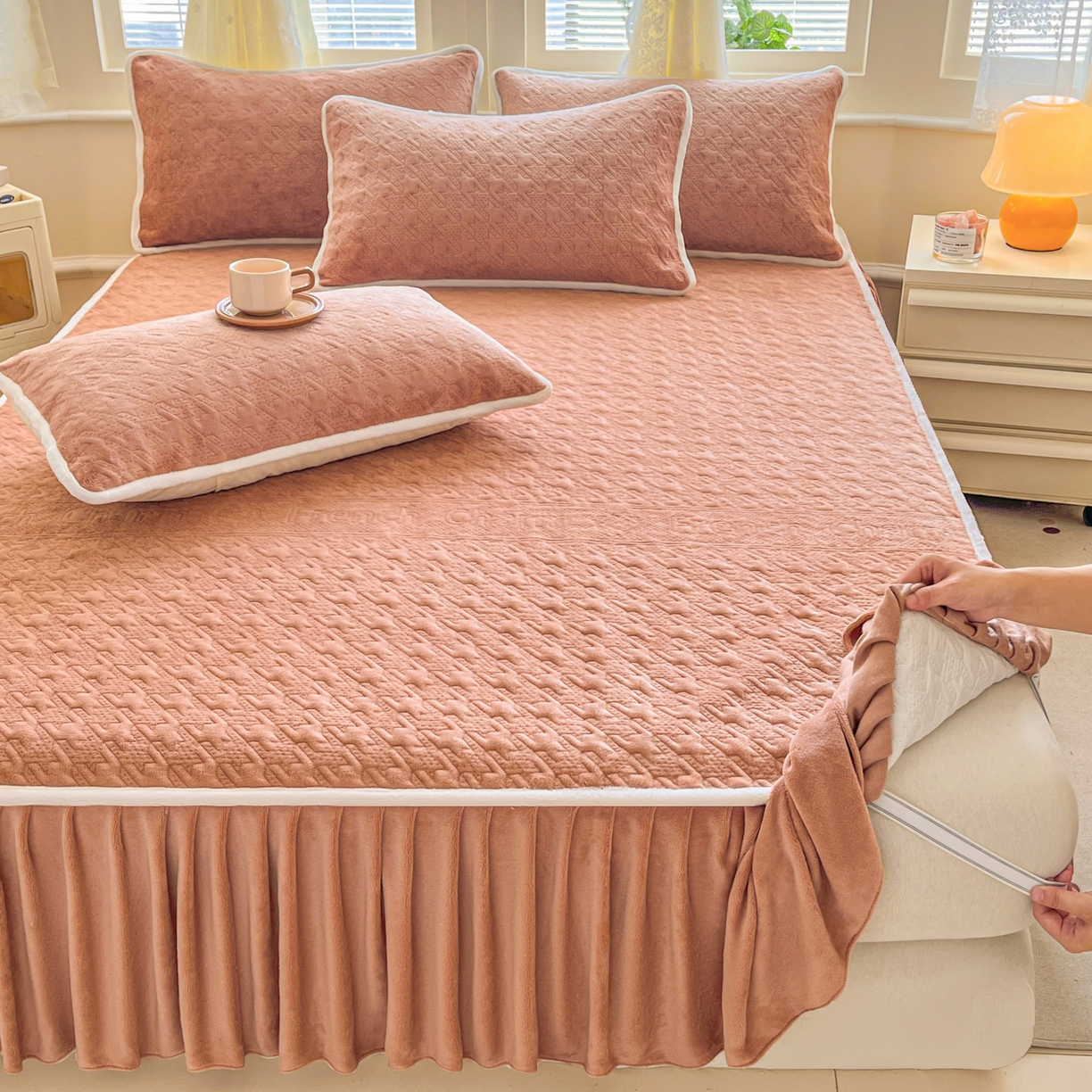 91家纺网 家纺一手货源 找家纺 卡伦家纺 2025新款抗菌雕花牛奶绒千鸟格夹棉床裙系列 千鸟格床笠-暖橙