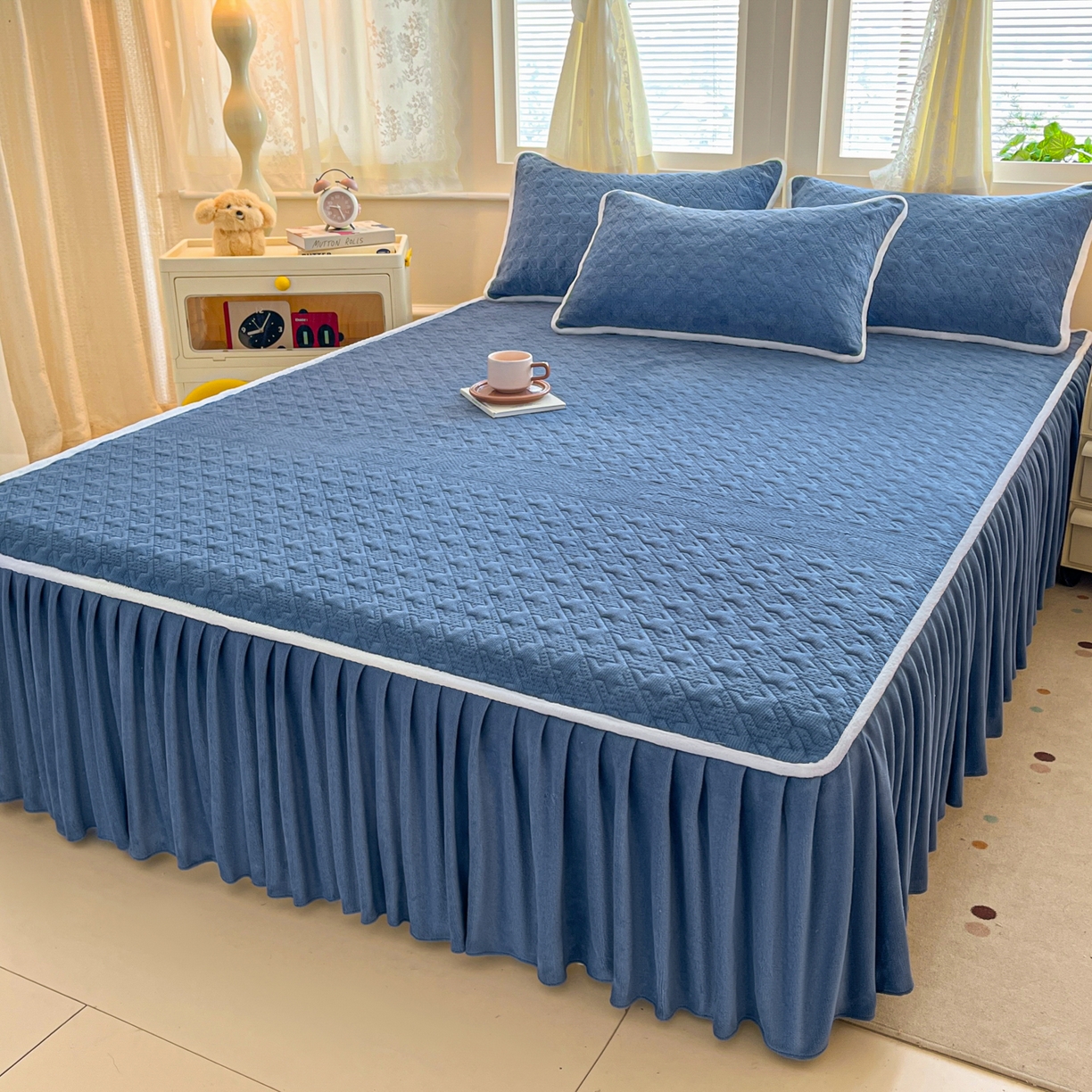 卡伦家纺 2025新款抗菌雕花牛奶绒千鸟格夹棉床裙系列 千鸟格床笠-蓝