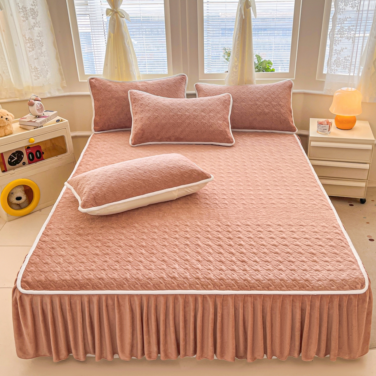 91家纺网 家纺一手货源 找家纺 卡伦家纺 2025新款抗菌雕花牛奶绒千鸟格夹棉床裙系列 千鸟格床笠-暖橙