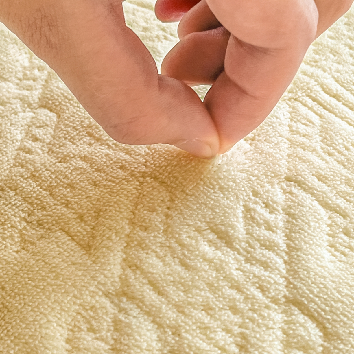 91家纺网 家纺一手货源 找家纺 卡伦家纺 2025新款抗菌雕花牛奶绒千鸟格夹棉床裙系列 千鸟格床笠-黄