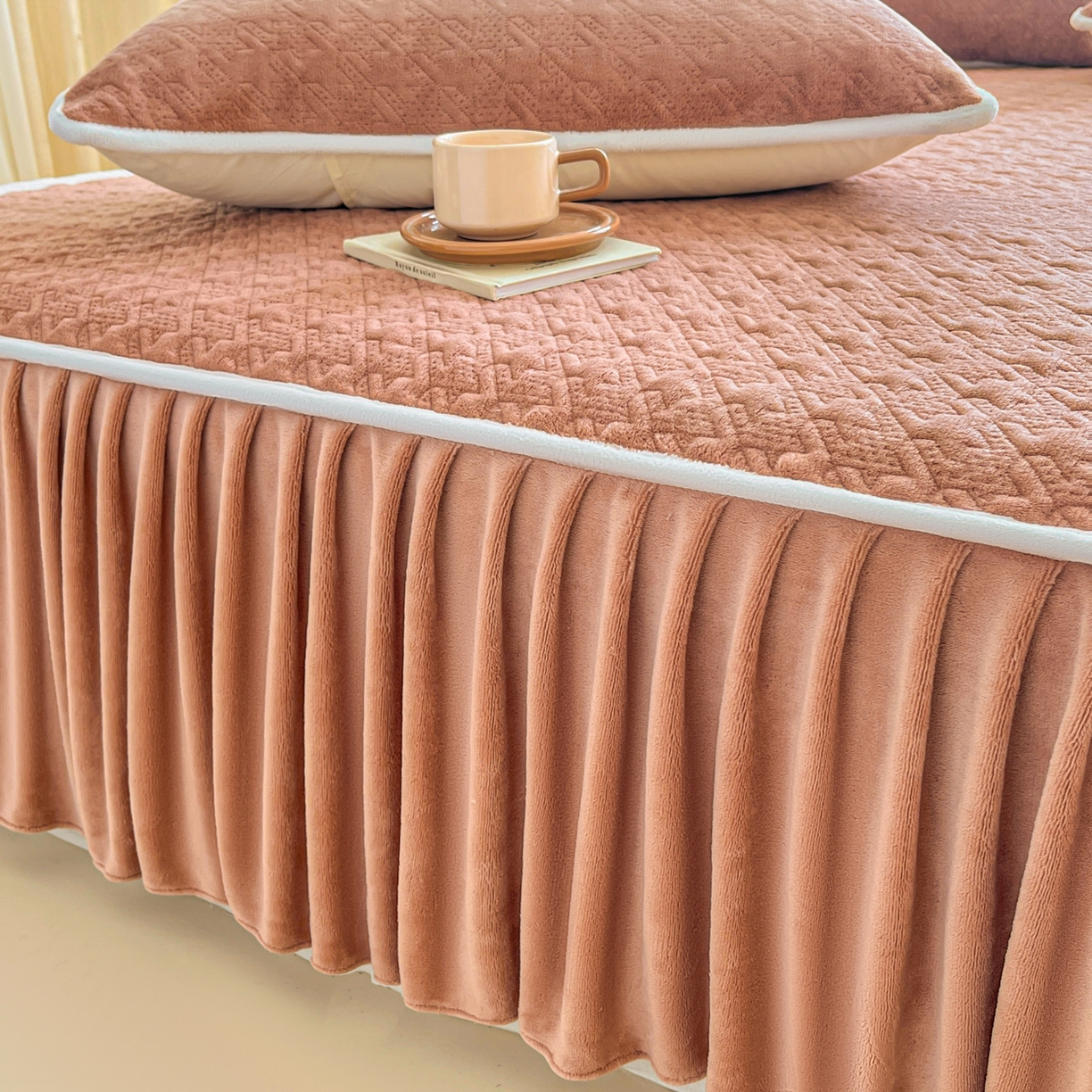 91家纺网 家纺一手货源 找家纺 卡伦家纺 2025新款抗菌雕花牛奶绒千鸟格夹棉床裙系列 千鸟格床笠-暖橙