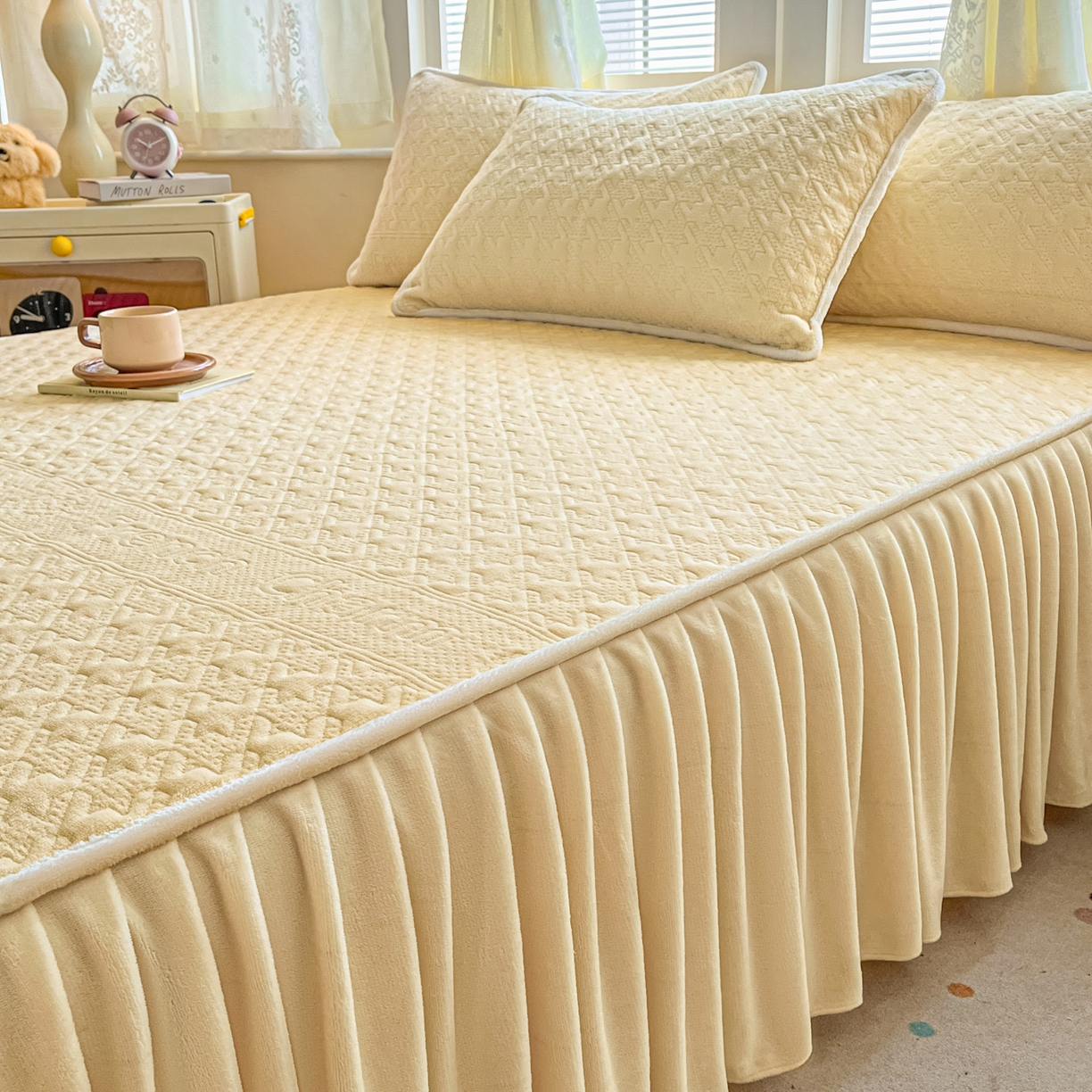 91家纺网 家纺一手货源 找家纺 卡伦家纺 2025新款抗菌雕花牛奶绒千鸟格夹棉床裙系列 千鸟格床笠-黄