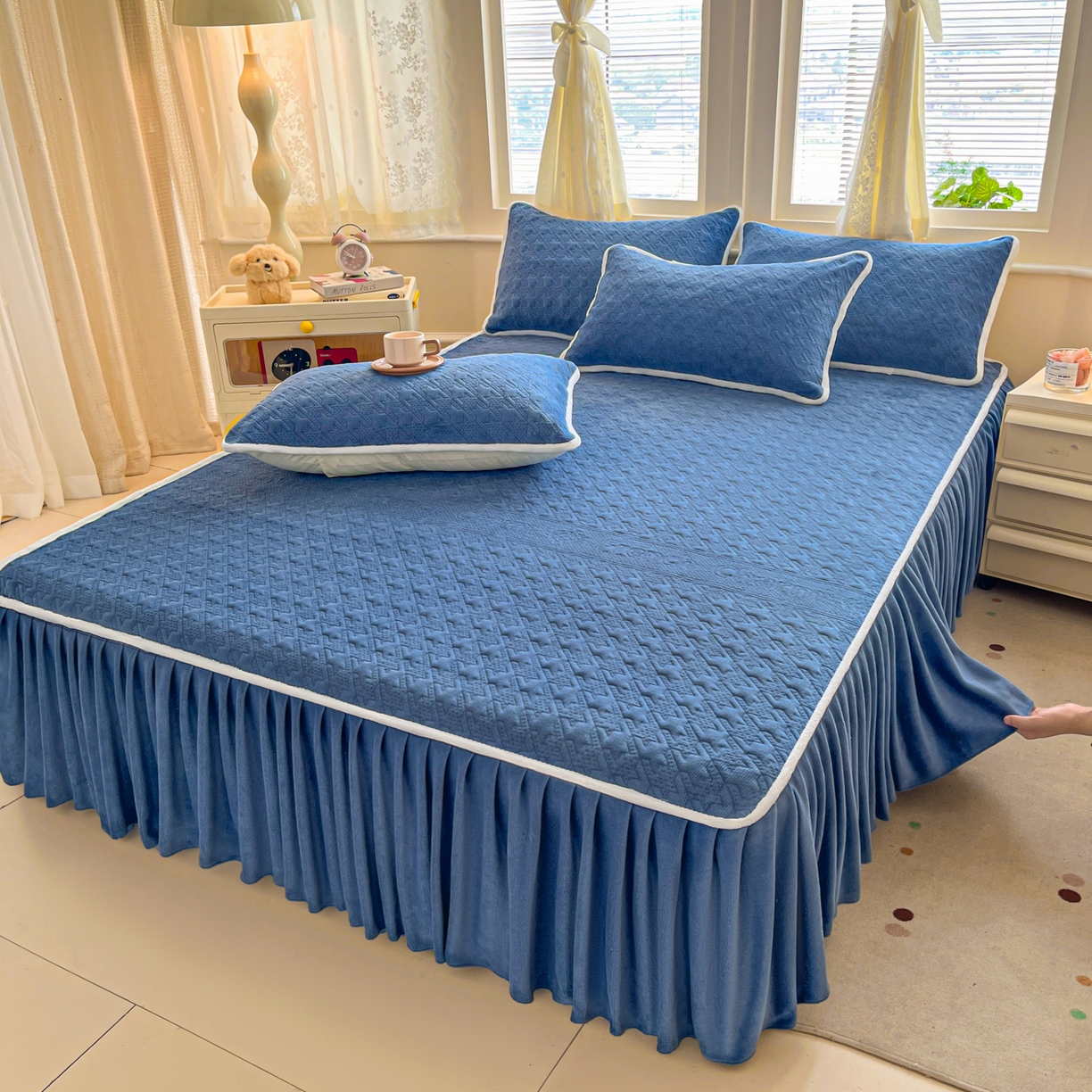 91家纺网 家纺一手货源 找家纺 卡伦家纺 2025新款抗菌雕花牛奶绒千鸟格夹棉床裙系列 千鸟格床笠-蓝