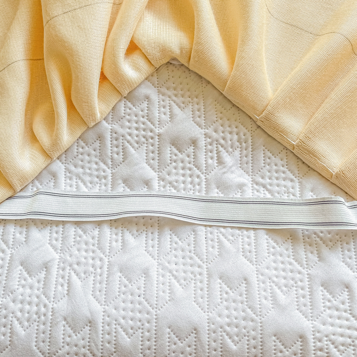 91家纺网 家纺一手货源 找家纺 卡伦家纺 2025新款抗菌雕花牛奶绒千鸟格夹棉床裙系列 千鸟格床笠-黄