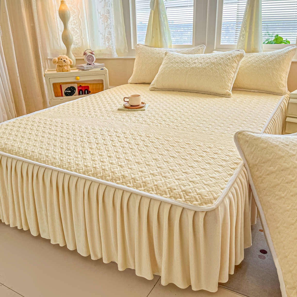 91家纺网 家纺一手货源 找家纺 卡伦家纺 2025新款抗菌雕花牛奶绒千鸟格夹棉床裙系列 千鸟格床笠-黄