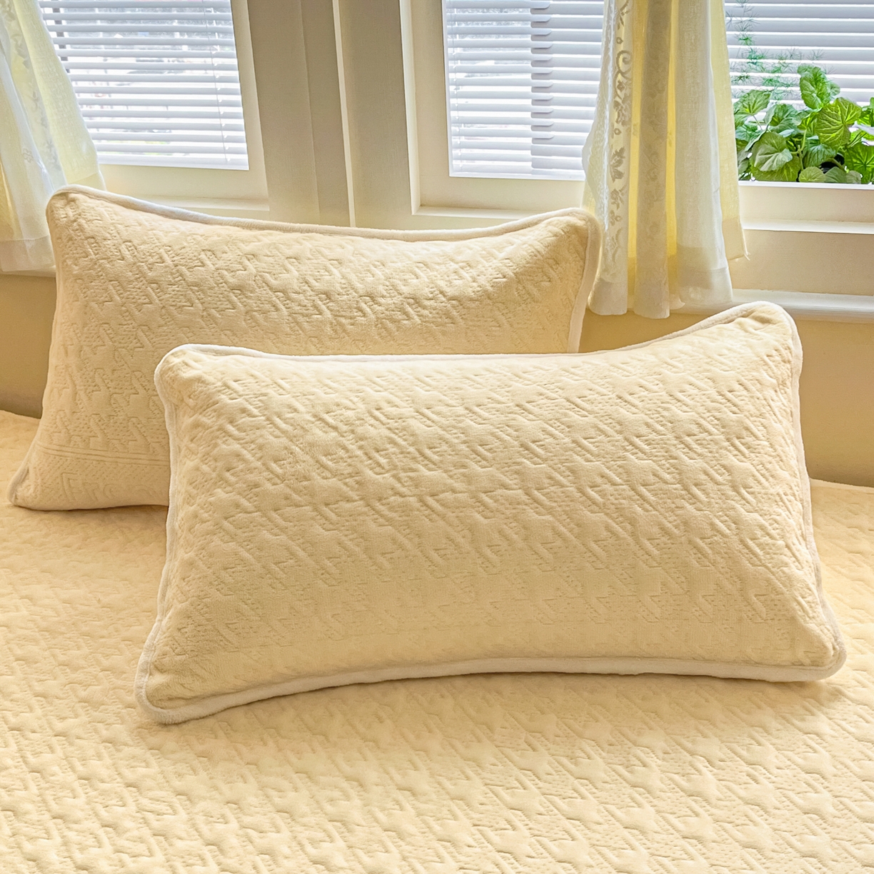 91家纺网 家纺一手货源 找家纺 卡伦家纺 2025新款抗菌雕花牛奶绒千鸟格夹棉床裙系列 千鸟格床笠-黄