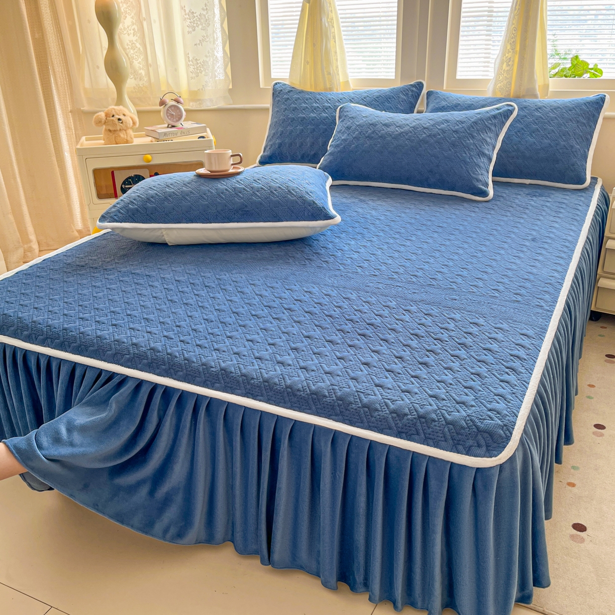 91家纺网 家纺一手货源 找家纺 卡伦家纺 2025新款抗菌雕花牛奶绒千鸟格夹棉床裙系列 千鸟格床笠-蓝