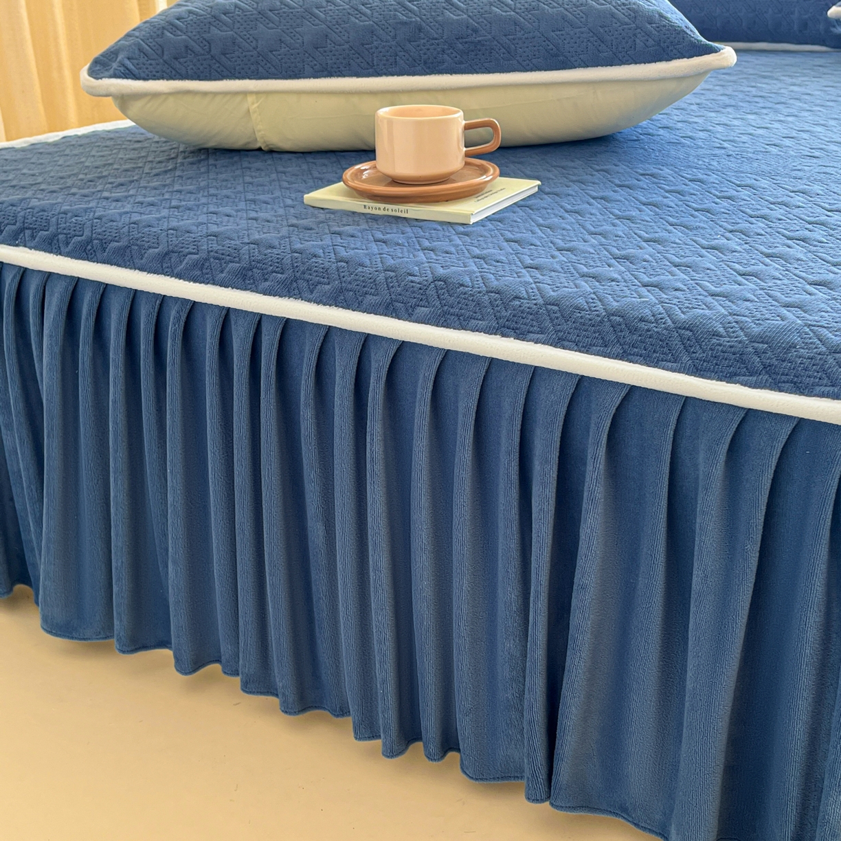 91家纺网 家纺一手货源 找家纺 卡伦家纺 2025新款抗菌雕花牛奶绒千鸟格夹棉床裙系列 千鸟格床笠-蓝