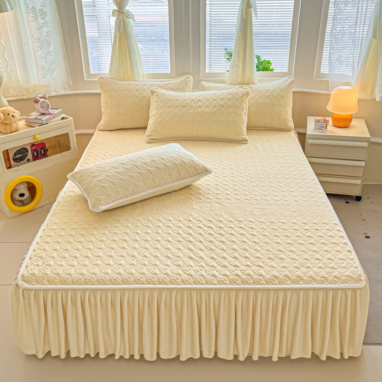 91家纺网 家纺一手货源 找家纺 卡伦家纺 2025新款抗菌雕花牛奶绒千鸟格夹棉床裙系列 千鸟格床笠-黄